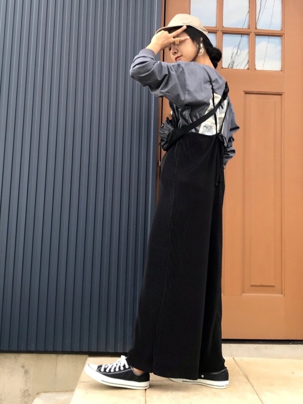 「ラブアンドピース2020、プリーツ、キャミサロペット、サロペット、コンバース、キャップ、フォトT、バックプリント、プリントT、カジュアル」｜「Shelly islandの【Shelly island】Vバックプリーツワイドサロペット（サロペット/オーバーオール、ブラック系）」を使った、yukariさん（レディース・168cm）の秋コーディネートの1枚目の写真