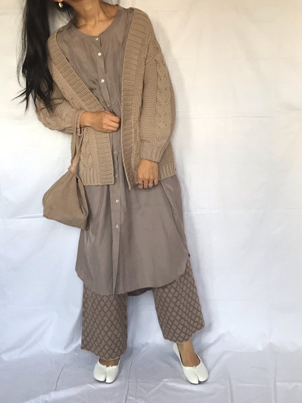 ベージュ系のカーディガン/ボレロ、ブラウン系のワンピース、その他のその他パンツを着用したレディースの秋コーディネートの1枚目の写真