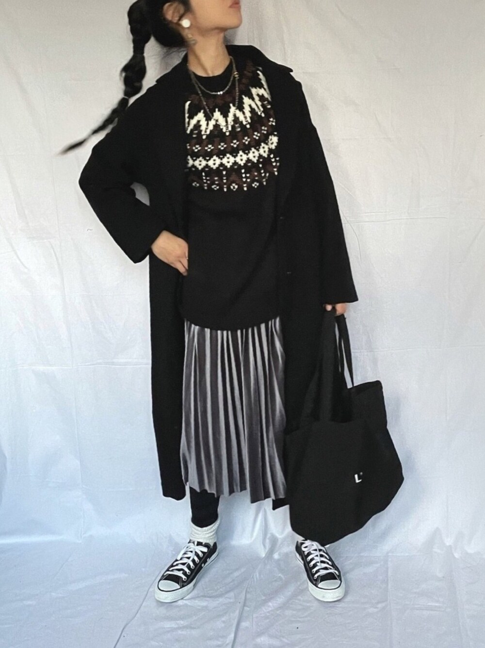 「年末WEAR感謝祭、ノルディック柄、ベロアスカート、プリーツスカート、ブラックコーデ、チェスターコート、muure、カジュアル、スニーカーコーデ」｜「LVEU.のWool maxi coat / ウールマキシコート（チェスターコート、ブラック系）」を使った、yukariさん（レディース・168cm）の冬コーディネートの1枚目の写真