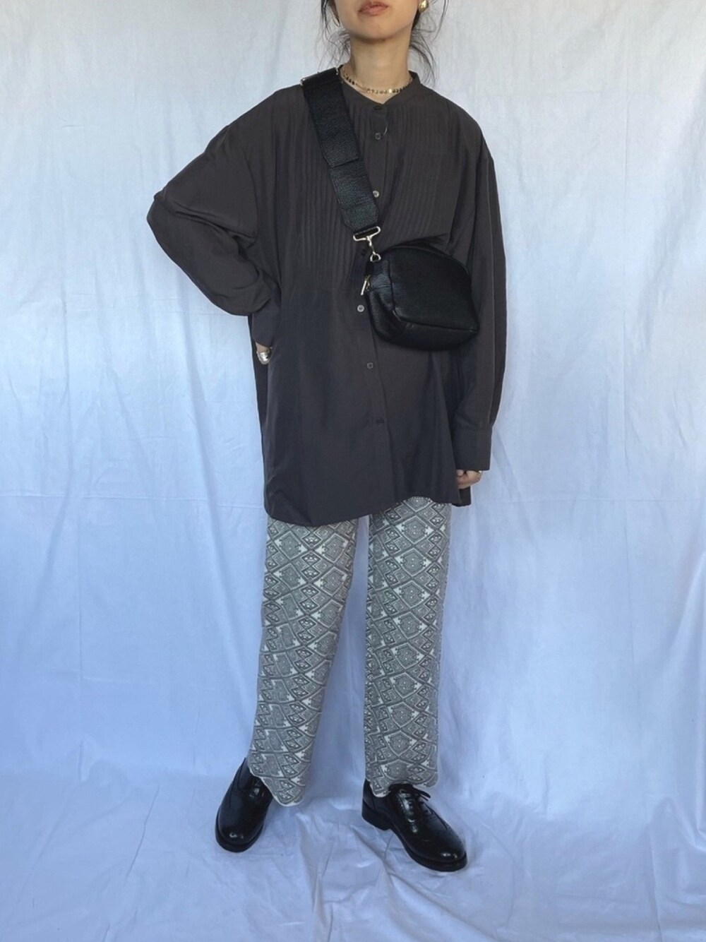 グレー系のシャツ/ブラウス、ベージュ系のその他パンツ、ブラック系のその他シューズを着用したレディースの冬コーディネートの1枚目の写真