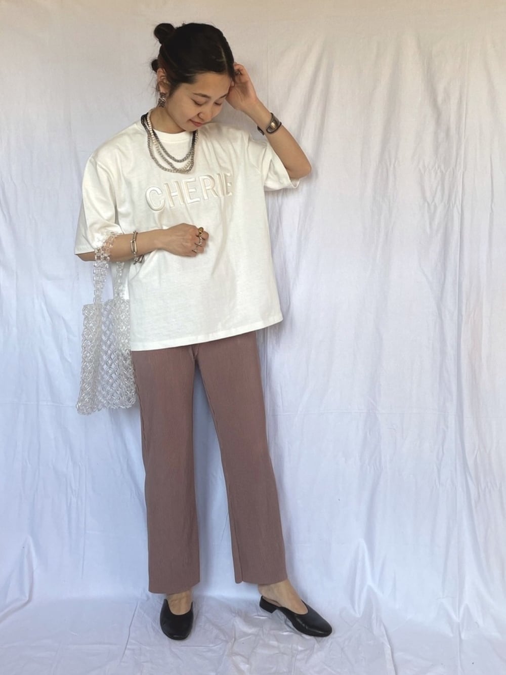 「ロゴT、リブパンツ、カジュアル、白Tシャツ、ビーズバッグ、休日スタイル、オトナカジュアル、ラクチンコーデ、春夏コーデ、高身長女子」｜「recaの立体ロゴ刺繍Ｔシャツ（Tシャツ/カットソー、ホワイト系）」を使った、yukariさん（レディース・168cm）の春コーディネートの1枚目の写真