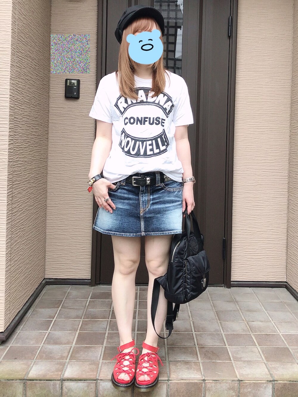 「グラディエーターサンダル、カジュアル、赤、キャスケット」｜「RNAのアイテム（デニムスカート、ブルー系）」を使った、ラメさん（レディース・155cm）の夏コーディネートの1枚目の写真