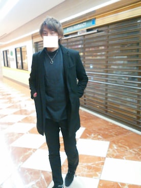 「真っ黒コーデ」｜「アイテム（チェスターコート）」を使った、まさひろさん（メンズ・176cm）の冬コーディネート