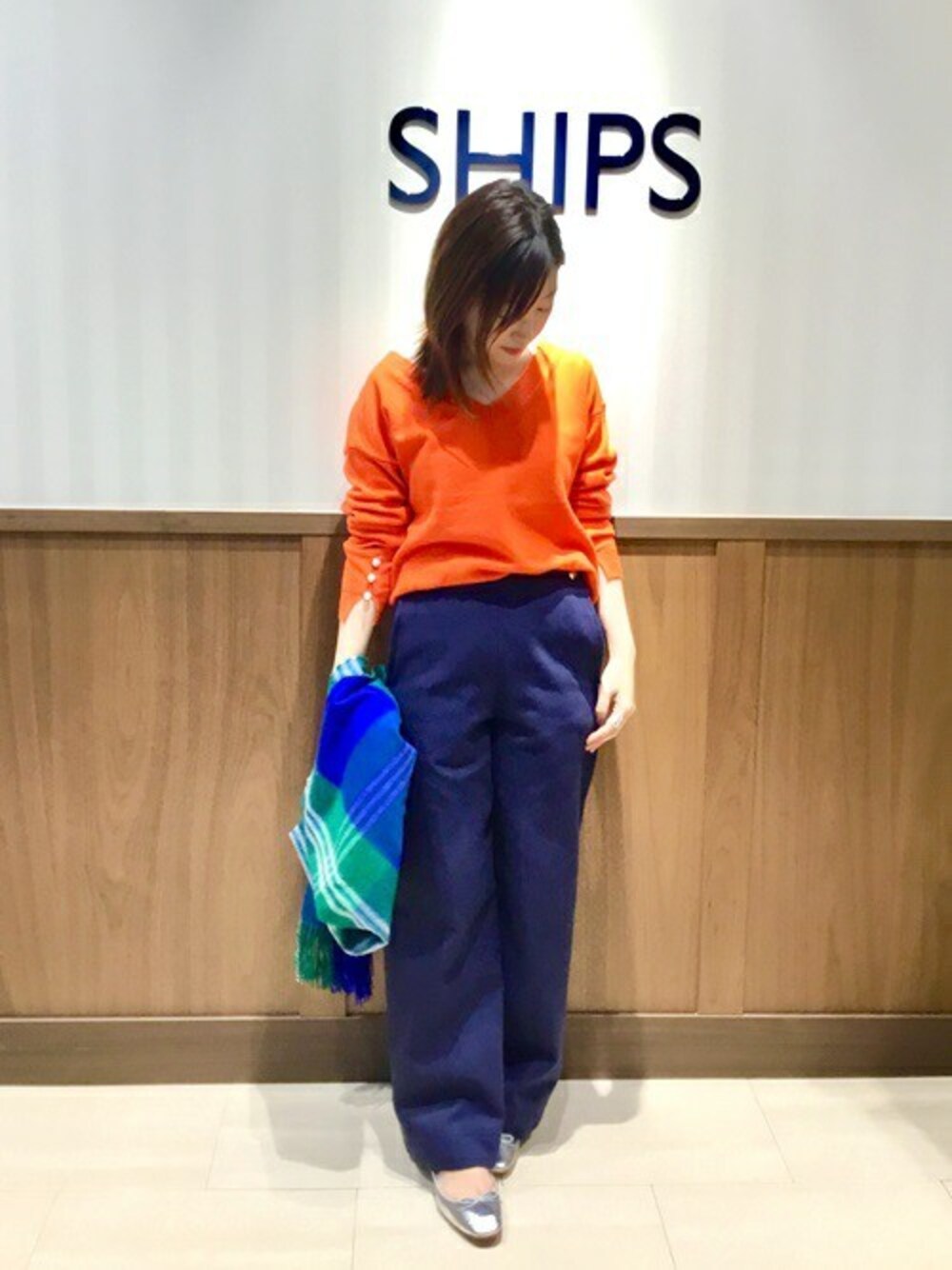 「ニット、ストール、シップス フォー ウィメン(SHIPS for women)、SHIPS for women、ジョンストンズ」｜「SHIPSのADAWAS:カシミヤブレンドニット◆（ニット/セーター、オレンジ系）」を使った、土倉さん（レディース・153cm）の秋コーディネートの1枚目の写真