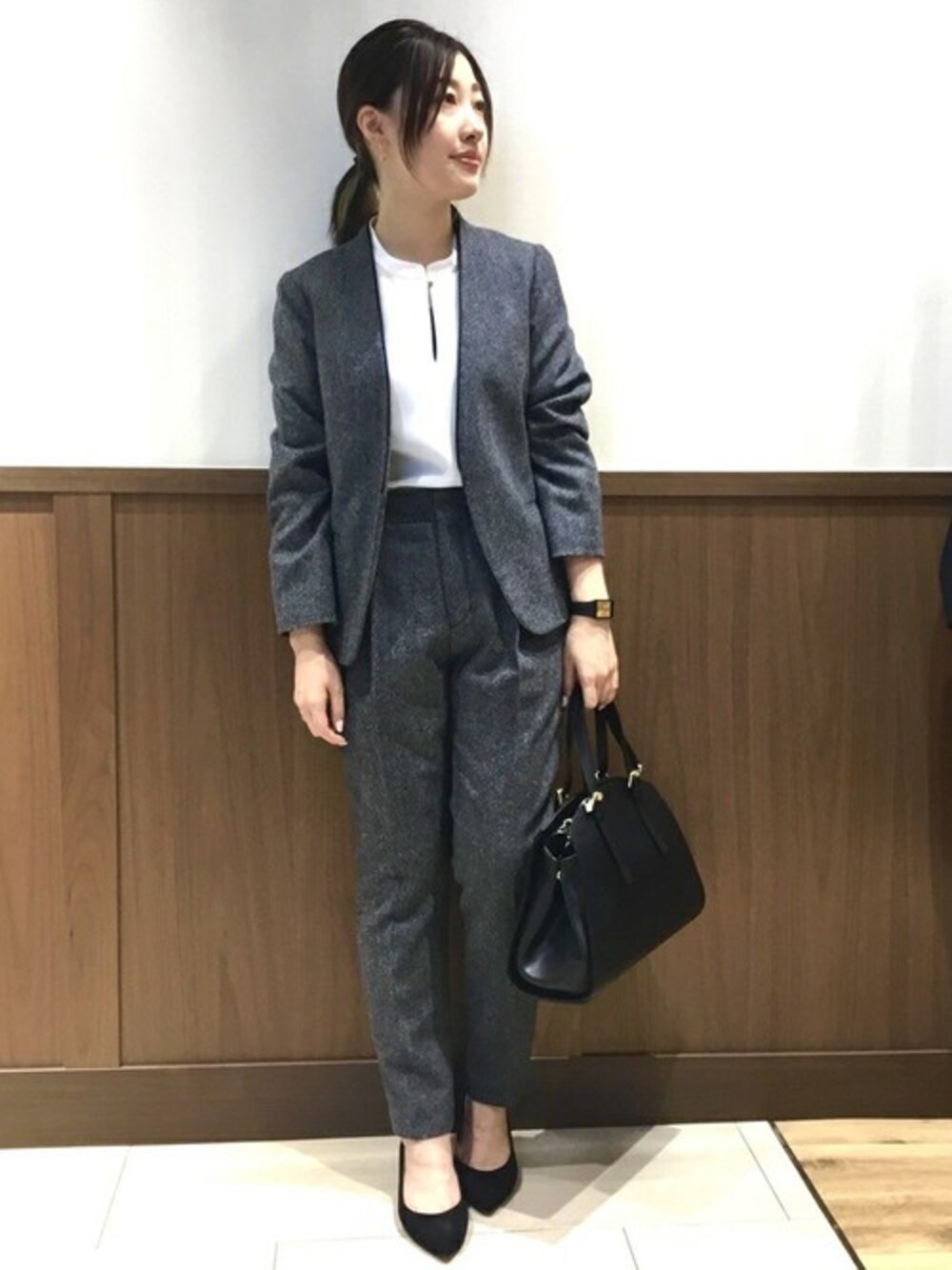 「ブラウス、トートバッグ、セットアップ、シャツ、バッグ、SHIPS、ビジネススタイル、ビジネス、SHIPS for women」｜「SHIPSの【セットアップ対応可能】ウールノーラペルジャケット（スーツジャケット、グレー系）」を使った、土倉さん（レディース・153cm）の秋コーディネートの1枚目の写真