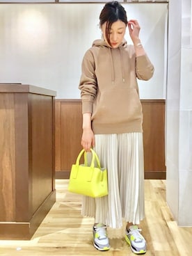 「アイテム（スニーカー、イエロー系）」を使った、土倉さん（レディース・153cm）の冬コーディネート