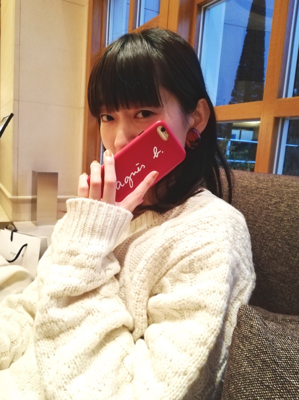 「agnes b.、Spick & Span(Spick & Span)、iPhoneケース、白ニット」｜「agnes b.のMA03-01　ロゴiPhoneケース（スマホケース/カバー、レッド系）」を使った、行木由香里さん（レディース・168cm）の冬コーディネートの1枚目の写真