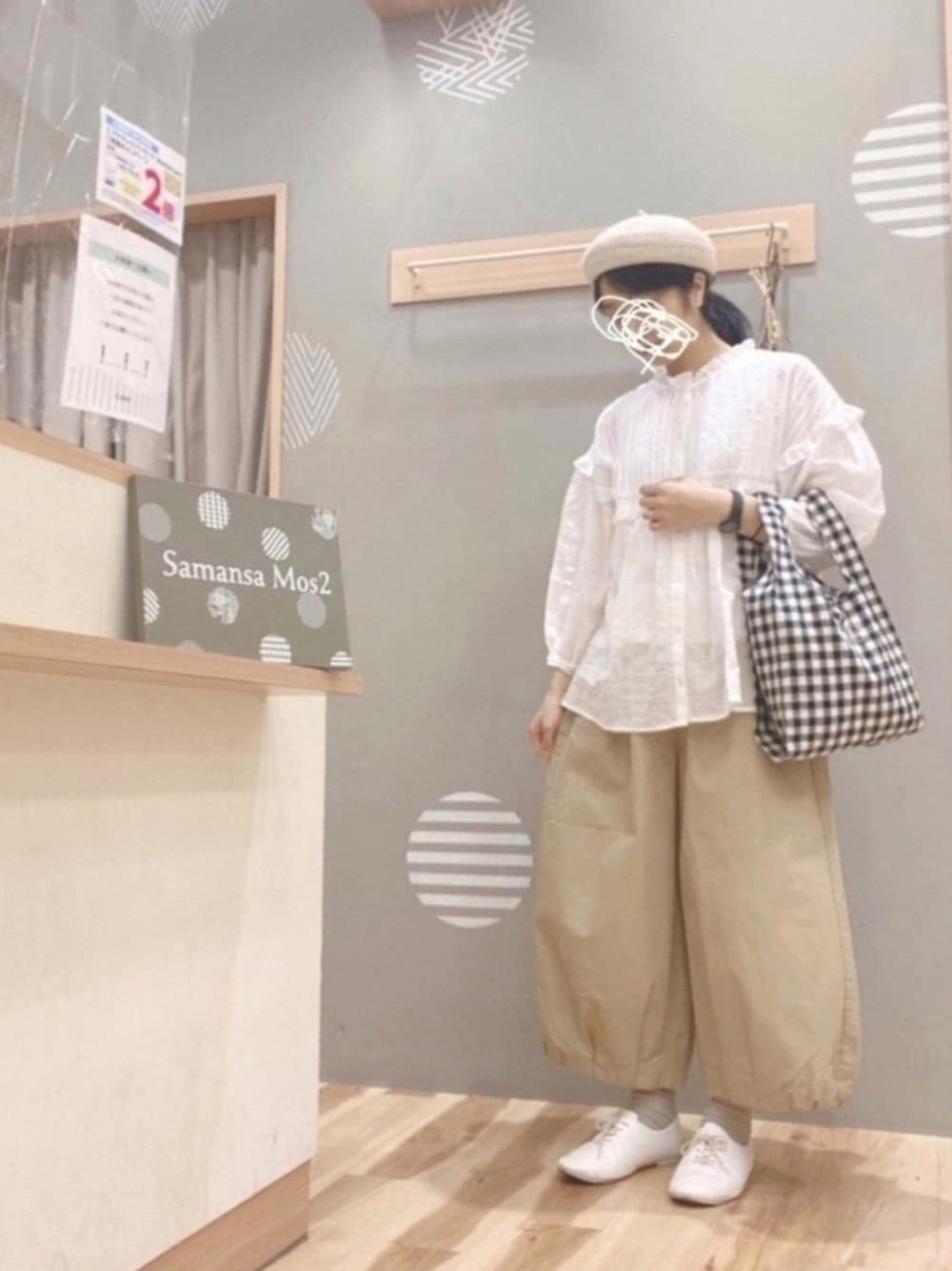 「サマンサ モスモス(Samansa Mos2)、Samansa Mos2、フリル、レース、ブラウス、パンツスタイル、ナチュラル、透け感、おしゃれさんと繋がりたい、いいね&フォロー よろしくお願いします☺︎」｜「Samansa Mos2のバルーンチノパンツ（チノパンツ、ベージュ系）」を使った、344.☺︎さん（レディース・160cm）の春コーディネートの1枚目の写真