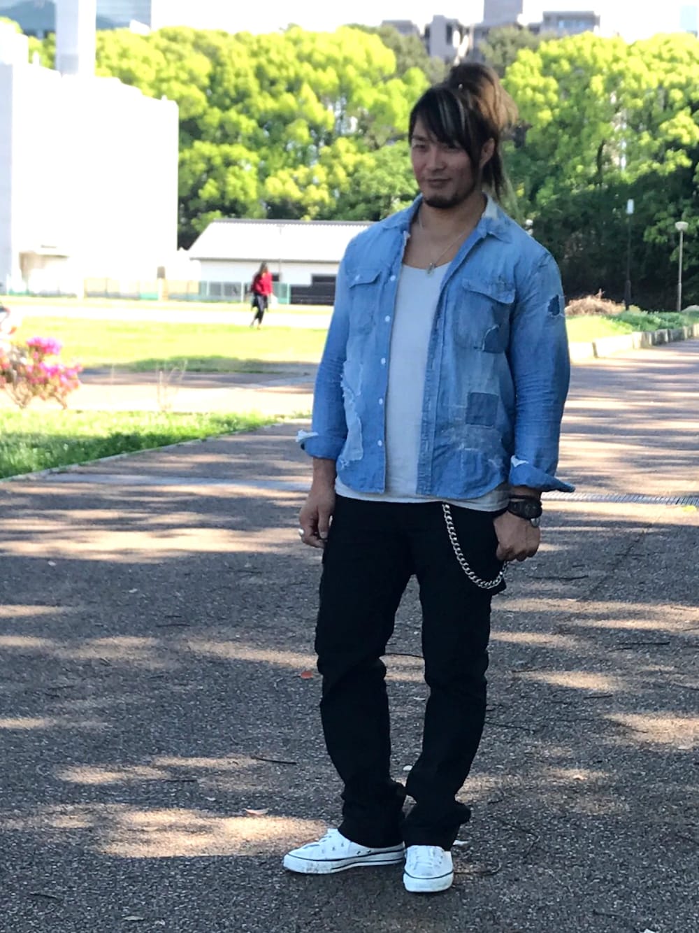 「Ron Hermanのアイテム（シャツ/ブラウス、ブルー系）」を使った、棚橋弘至さん（メンズ・181cm）の春コーディネートの1枚目の写真