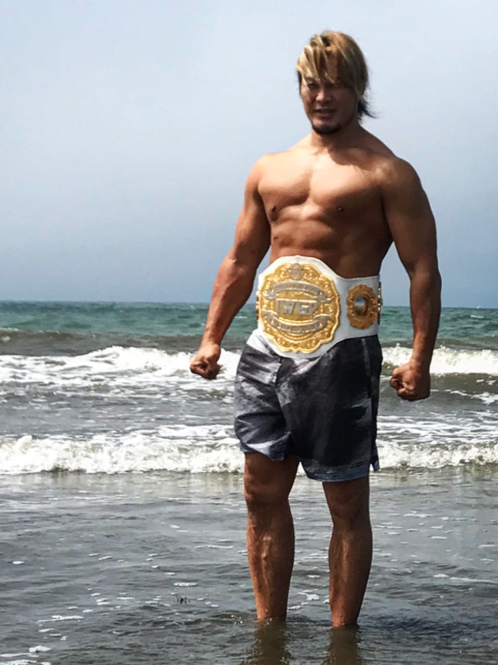 「Saturdays NYCのTimothy Process Swim Shorts（水着、その他）」を使った、棚橋弘至さん（メンズ・181cm）の夏コーディネートの1枚目の写真