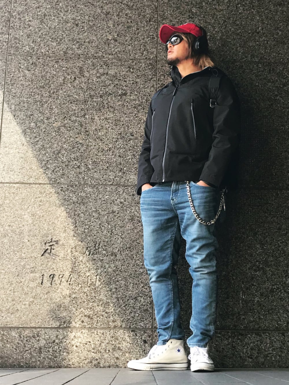 「大阪」｜「TOM FORDのアイテム（サングラス、ブラック系）」を使った、棚橋弘至さん（メンズ・181cm）の冬コーディネートの1枚目の写真
