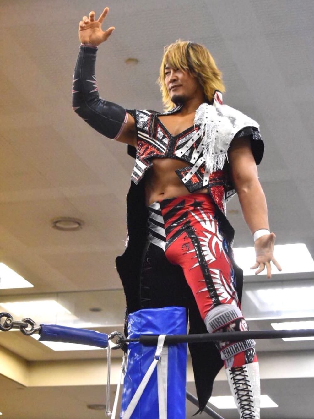 「新日本プロレス、ぷろれす、ガウン、コスチューム」｜「OJISAN SPORTSのアイテム（ブーツ、ホワイト系）」を使った、棚橋弘至さん（メンズ・181cm）の春コーディネートの1枚目の写真