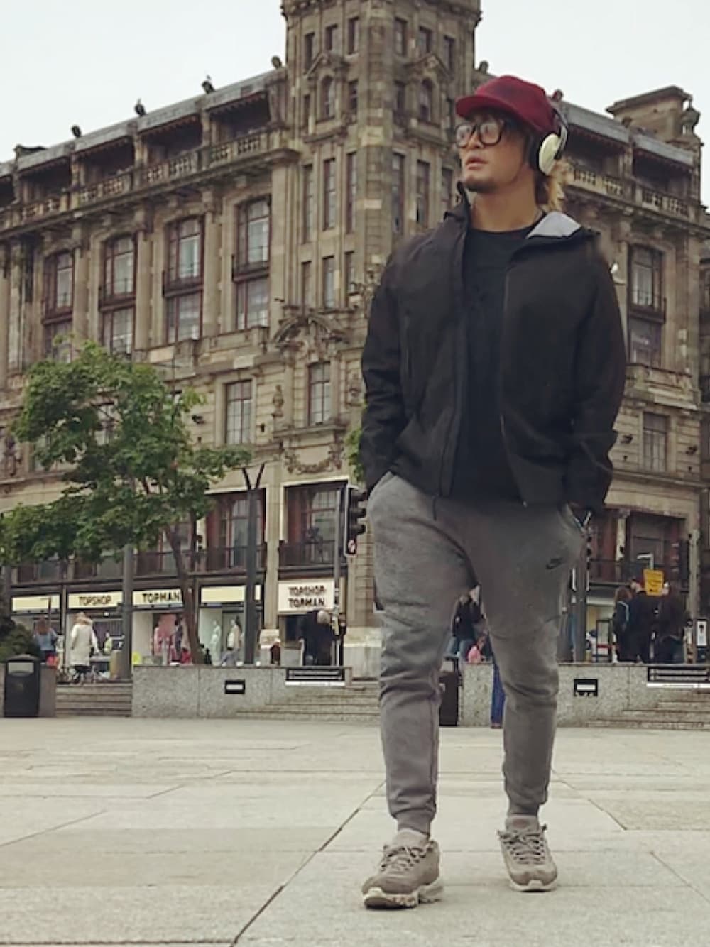 「Edinburgh」｜「CHESWICKのアイテム（キャップ、レッド系）」を使った、棚橋弘至さん（メンズ・181cm）の春コーディネートの1枚目の写真
