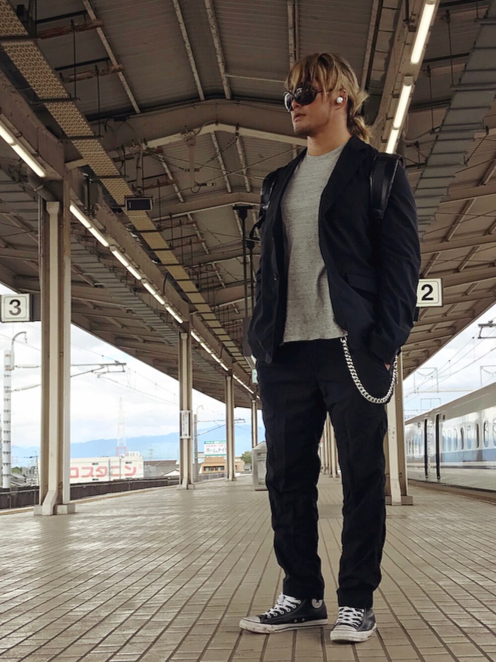 「岐阜羽島」｜「TOM FORDのアイテム（サングラス、ブラック系）」を使った、棚橋弘至さん（メンズ・181cm）の夏コーディネートの1枚目の写真