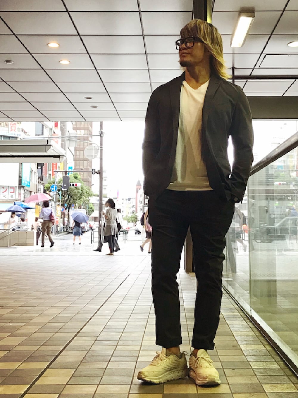 「目黒駅」｜「BEAMSのアイテム（セットアップ、グレー系）」を使った、棚橋弘至さん（メンズ・181cm）の夏コーディネートの1枚目の写真