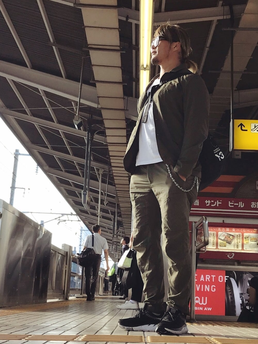「名古屋駅、がんばれ北海道」｜「HIMALAYAのアイテム（セットアップ、グリーン系）」を使った、棚橋弘至さん（メンズ・181cm）の秋コーディネートの1枚目の写真