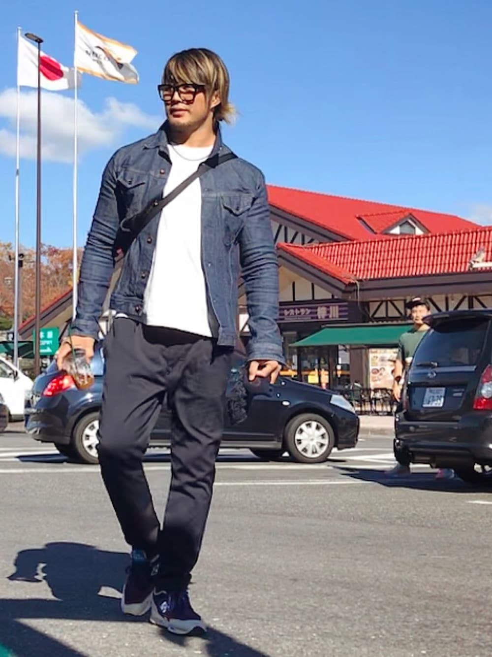 「青空」｜「DENHAMのアイテム（デニムジャケット、ブルー系）」を使った、棚橋弘至さん（メンズ・181cm）の秋コーディネートの1枚目の写真