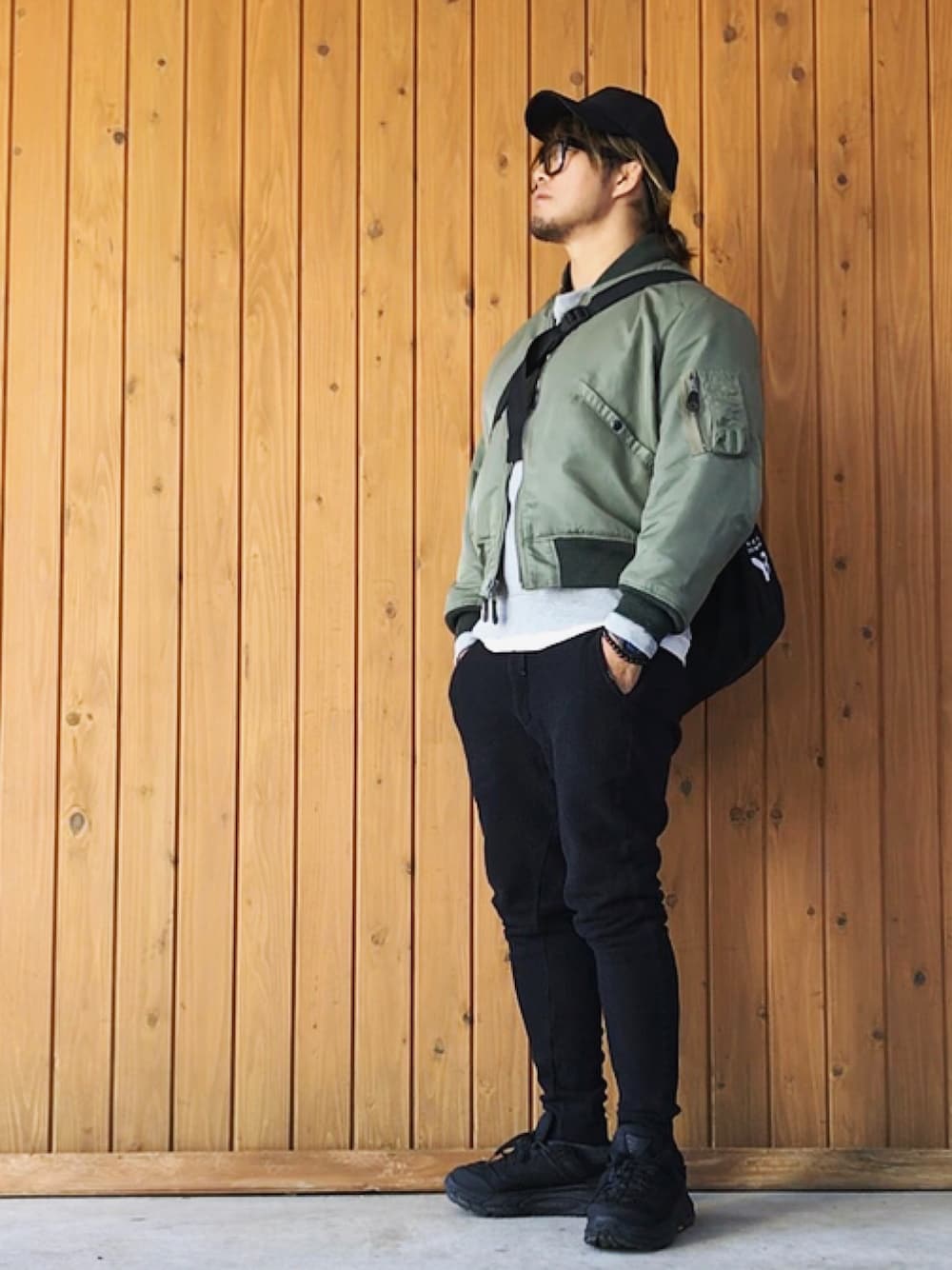 「Y-3のアイテム（キャップ、ブラック系）」を使った、棚橋弘至さん（メンズ・181cm）の秋コーディネートの1枚目の写真