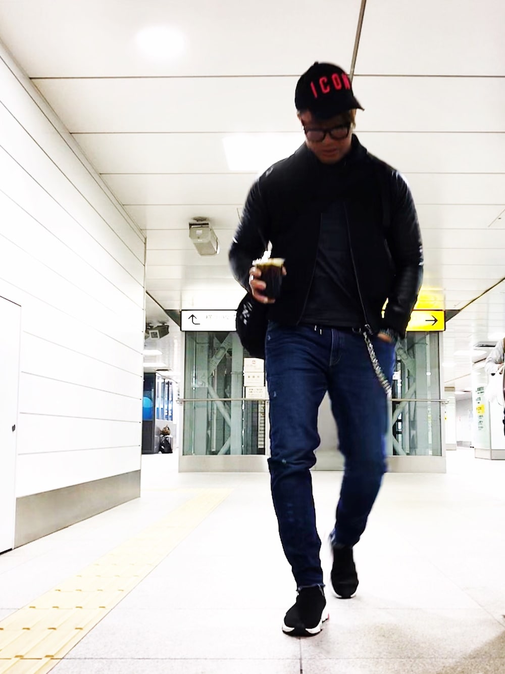 「新横浜」｜「DSQUARED2のアイテム（キャップ、ブラック系）」を使った、棚橋弘至さん（メンズ・181cm）の春コーディネートの1枚目の写真