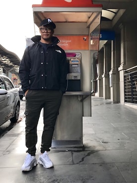 「Australia」｜「アイテム（ナイロンジャケット）」を使った、棚橋弘至さん（メンズ・180cm）の夏コーディネート