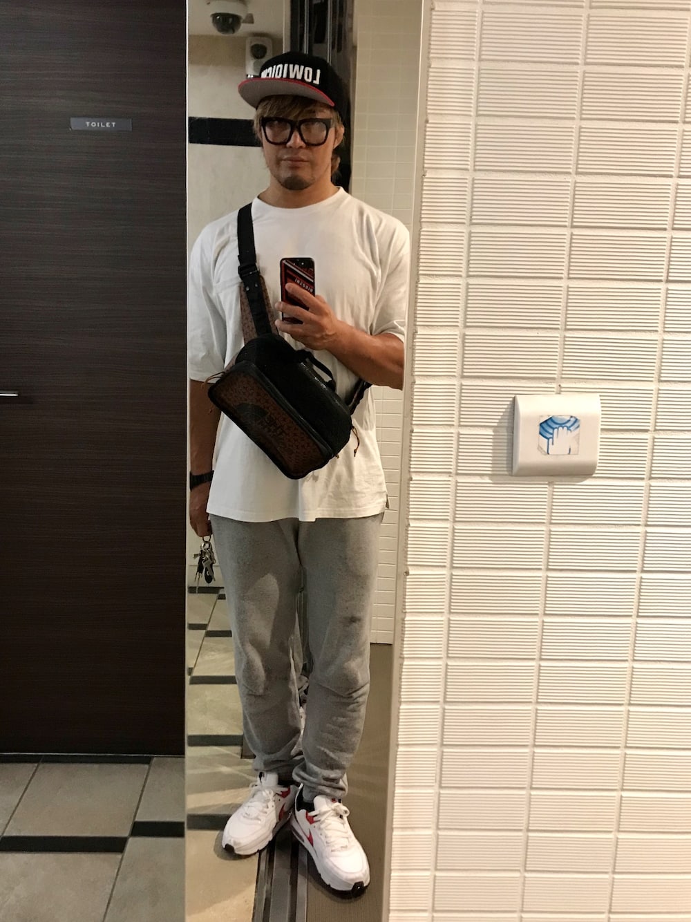 「LOW IQ 01のアイテム（キャップ、ブラック系）」を使った、棚橋弘至さん（メンズ・181cm）の夏コーディネートの1枚目の写真