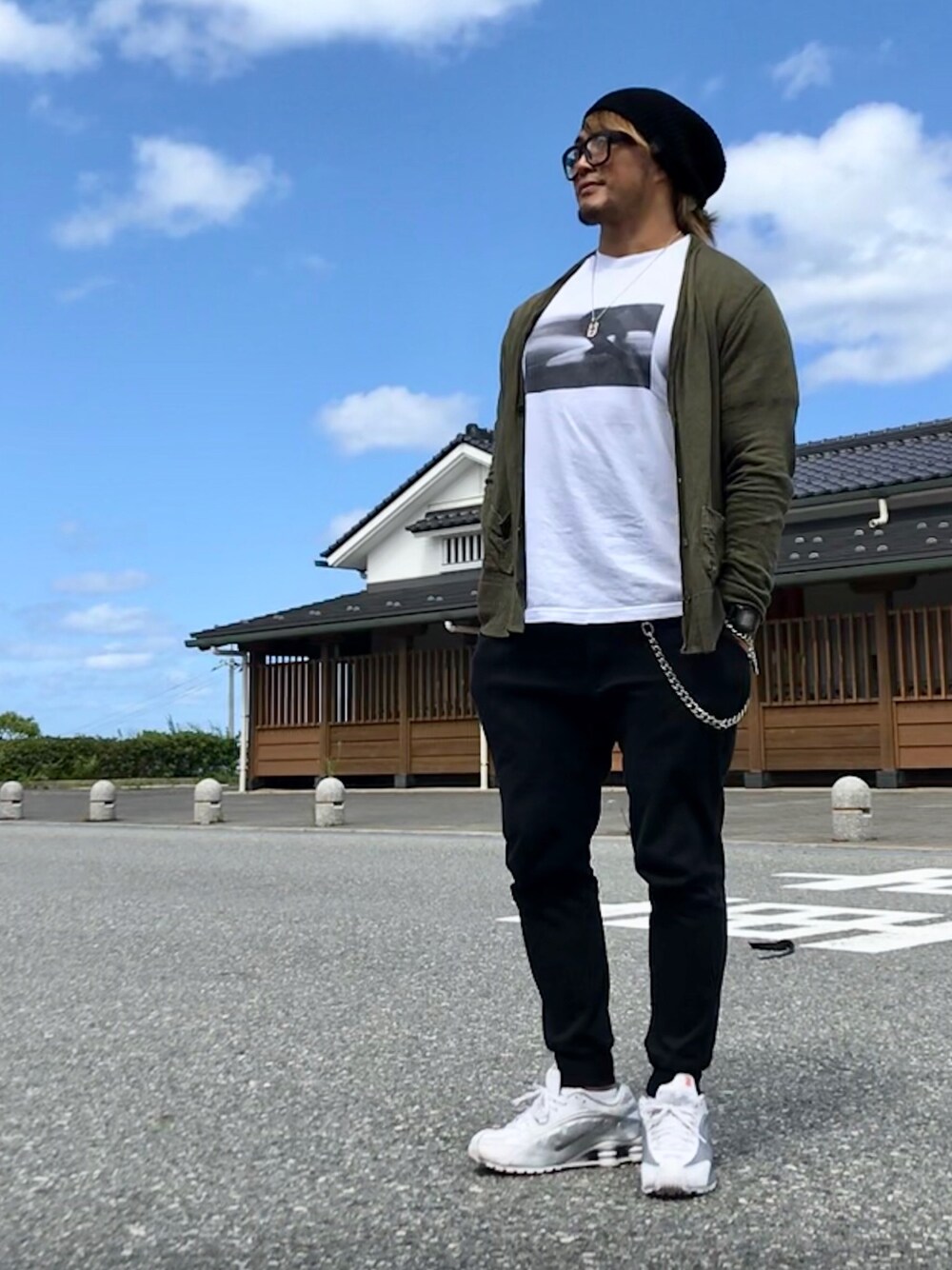 「琴の浦、道の駅」｜「CA4LAのアイテム（ニットキャップ/ビーニー、ブラック系）」を使った、棚橋弘至さん（メンズ・181cm）の秋コーディネートの1枚目の写真
