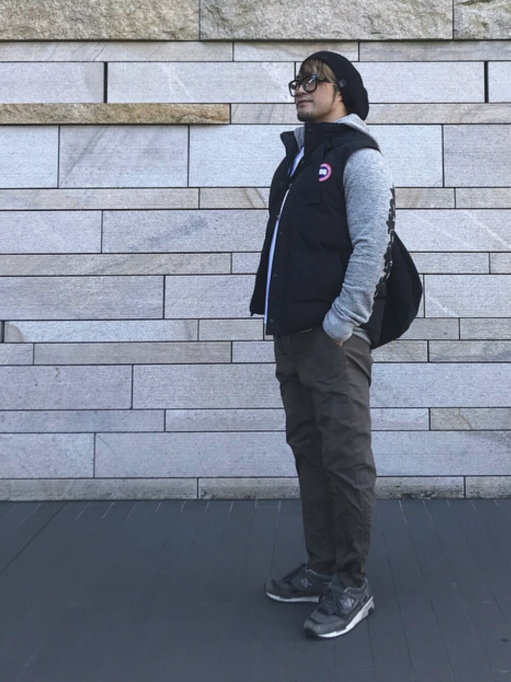 「CA4LAのアイテム（ニットキャップ/ビーニー、ブラック系）」を使った、棚橋弘至さん（メンズ・181cm）の秋コーディネートの1枚目の写真