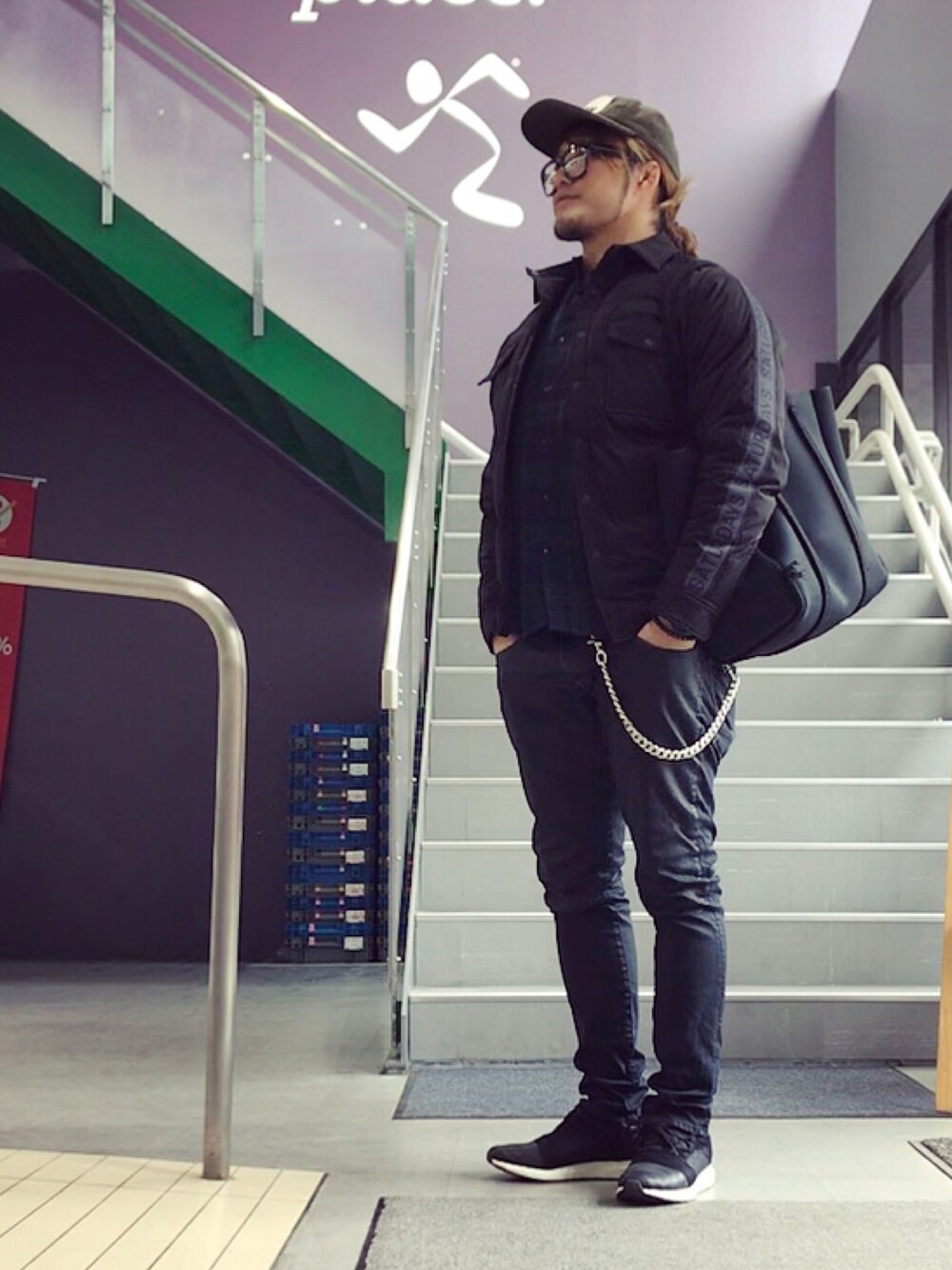 「等々力」｜「FREE CITYのアイテム（キャップ、グリーン系）」を使った、棚橋弘至さん（メンズ・181cm）の秋コーディネートの1枚目の写真