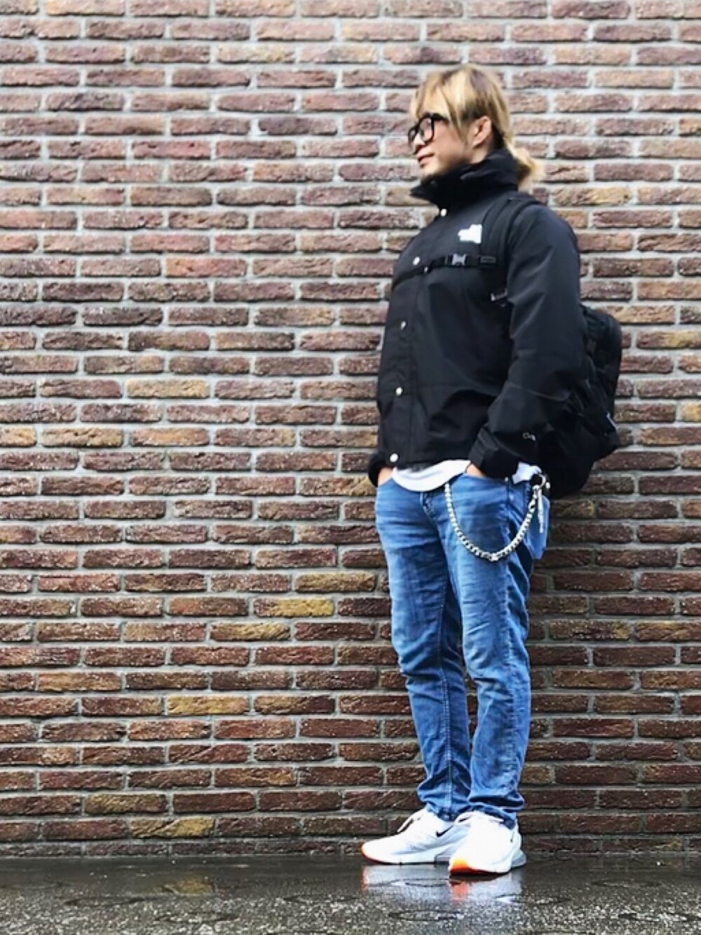 「金髪」｜「THE NORTH FACEのアイテム（マウンテンパーカー、ブラック系）」を使った、棚橋弘至さん（メンズ・181cm）の秋コーディネートの1枚目の写真