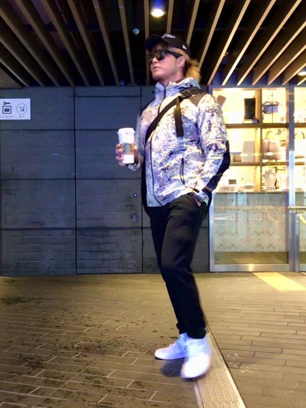 「二子玉川」｜「NEW ERAのアイテム（キャップ、ブラック系）」を使った、棚橋弘至さん（メンズ・181cm）の春コーディネートの1枚目の写真