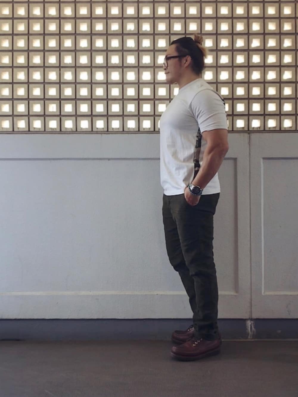 「manifatturaceccarelli、Russell Moccasin ラッセルモカシン、TOMFORD」｜「COMME des GARCONSのアイテム（Tシャツ/カットソー、ベージュ系）」を使った、棚橋弘至さん（メンズ・181cm）の春コーディネートの1枚目の写真