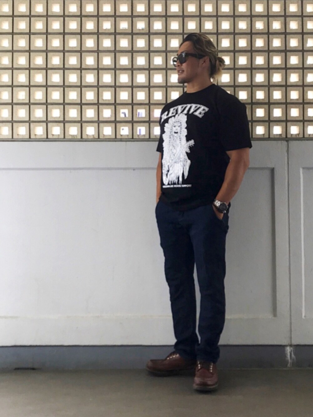 「モカシン」｜「STEVENSON OVERALL CO.のアイテム（デニムパンツ、ブルー系）」を使った、棚橋弘至さん（メンズ・181cm）の夏コーディネートの1枚目の写真