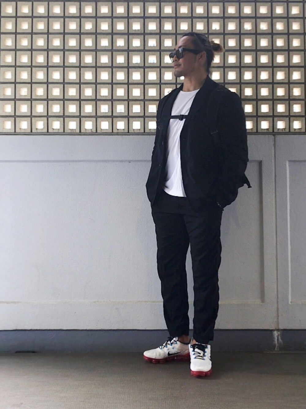 「セットアップ、NIKE」｜「COMME des GARCONSのアイテム（セットアップ、ブラック系）」を使った、棚橋弘至さん（メンズ・181cm）の夏コーディネートの1枚目の写真