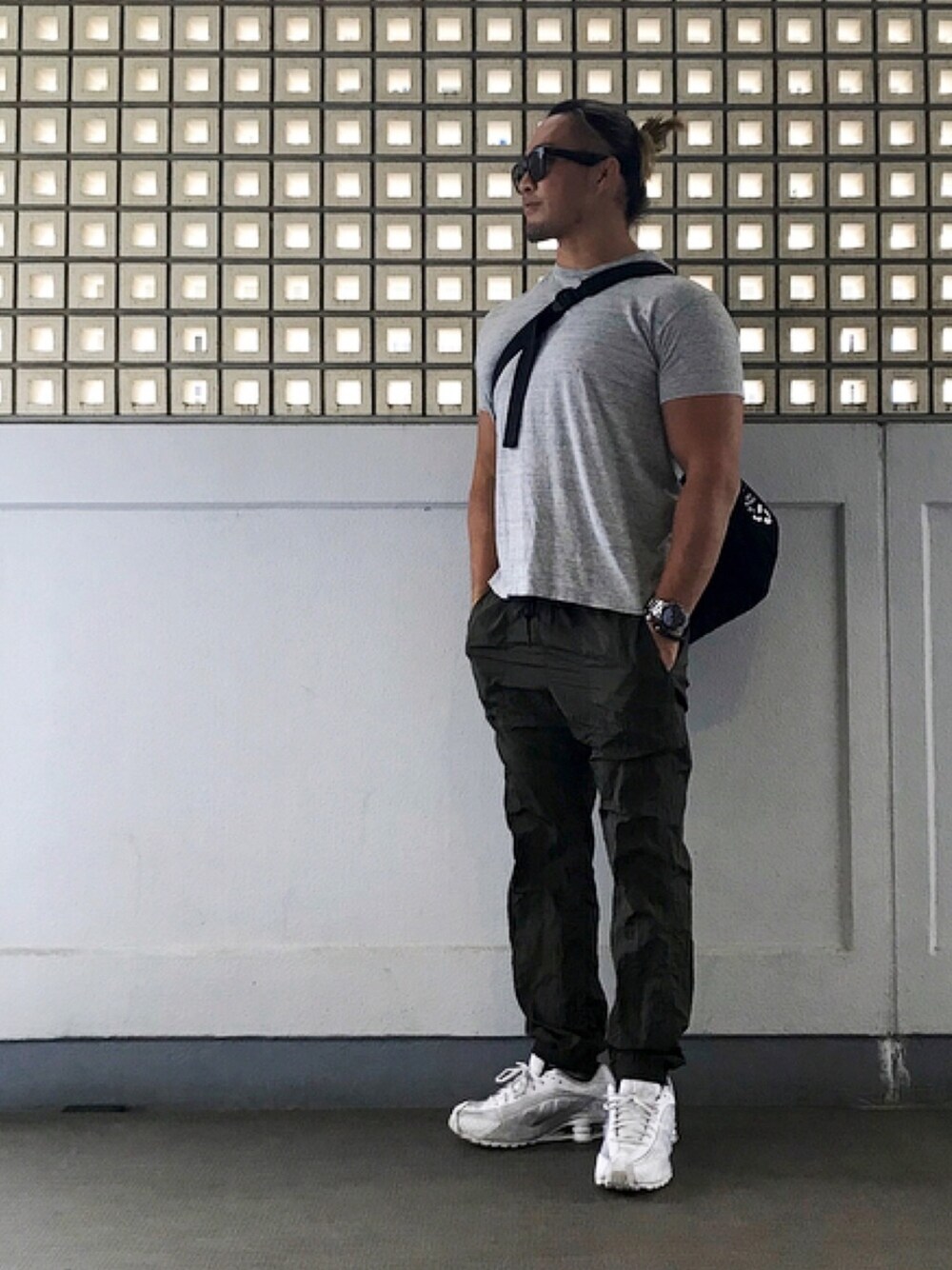 「NIKE、シンプルコーデ」｜「AURALEEのアイテム（Tシャツ/カットソー、グレー系）」を使った、棚橋弘至さん（メンズ・181cm）の夏コーディネートの1枚目の写真