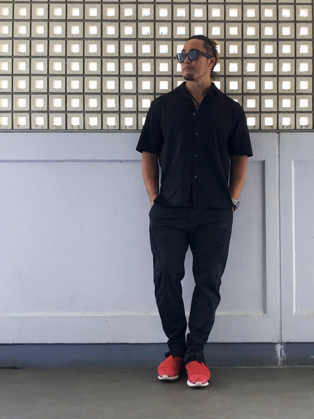 「Y-3、モノトーン、ブラック」｜「VENEX😷のアイテム（その他小物、グレー系）」を使った、棚橋弘至さん（メンズ・181cm）の夏コーディネートの1枚目の写真