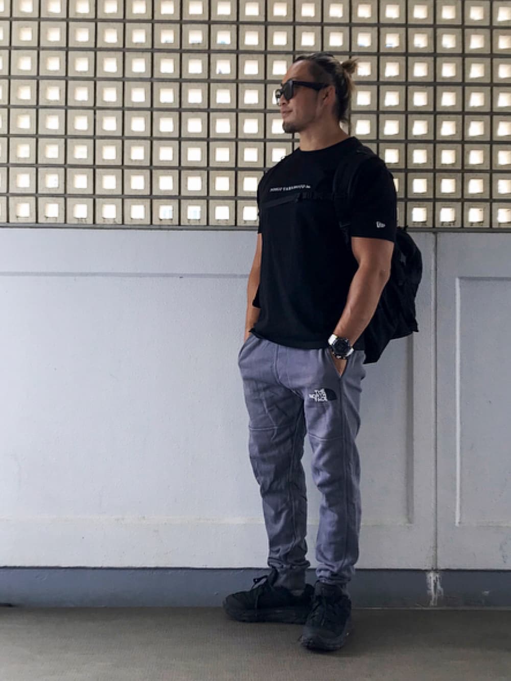 「HOKAONEONE」｜「NEW ERAのアイテム（Tシャツ/カットソー、ブラック系）」を使った、棚橋弘至さん（メンズ・181cm）の秋コーディネートの1枚目の写真