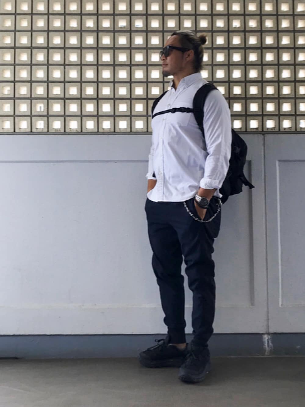「HOKAONEONE」｜「THE NORTH FACEのアイテム（シャツ/ブラウス、ホワイト系）」を使った、棚橋弘至さん（メンズ・181cm）の秋コーディネートの1枚目の写真