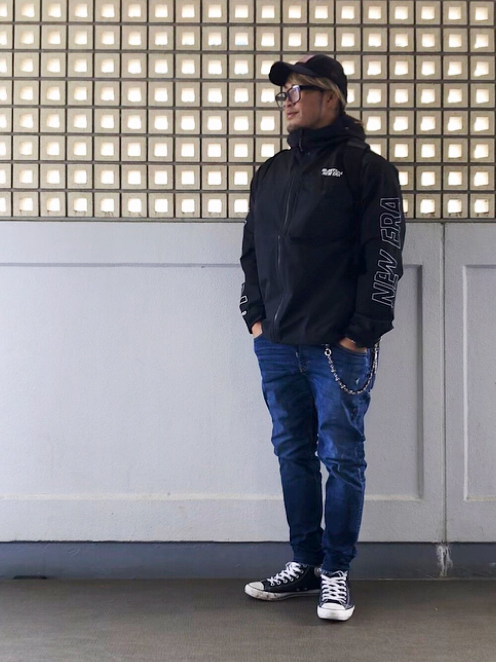 「NEW ERA、converse」｜「NEW ERAのアイテム（キャップ、ブラック系）」を使った、棚橋弘至さん（メンズ・181cm）の秋コーディネートの1枚目の写真