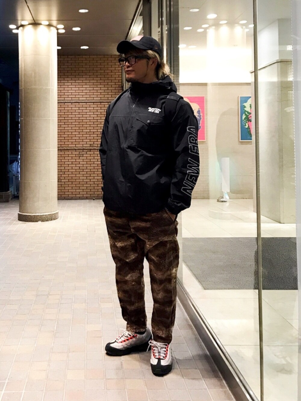 「NEW ERA」｜「NEW ERAのアイテム（キャップ、ブラック系）」を使った、棚橋弘至さん（メンズ・181cm）の秋コーディネートの1枚目の写真