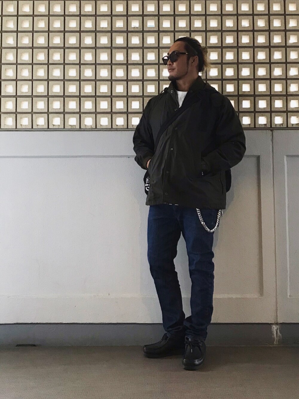 「barbour」｜「TOM FORDのアイテム（サングラス、ブラック系）」を使った、棚橋弘至さん（メンズ・181cm）の秋コーディネートの1枚目の写真