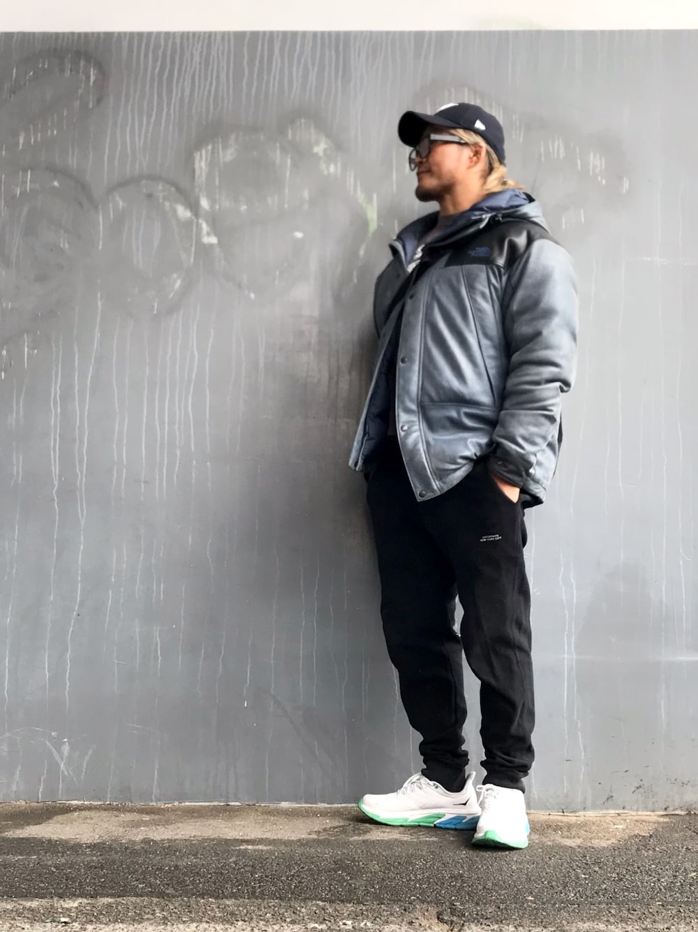「HOKAONEONE、THE NORTH FACE」｜「NEW ERAのアイテム（キャップ、ブルー系）」を使った、棚橋弘至さん（メンズ・181cm）の冬コーディネートの1枚目の写真