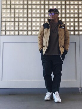 「アイテム（ダウンジャケット/コート、ベージュ系）」を使った、棚橋弘至さん（メンズ・181cm）の春コーディネート