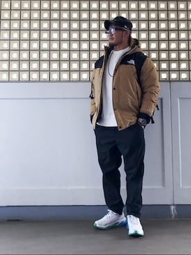 「アイテム（ダウンジャケット/コート、ベージュ系）」を使った、棚橋弘至さん（メンズ・181cm）の春コーディネート