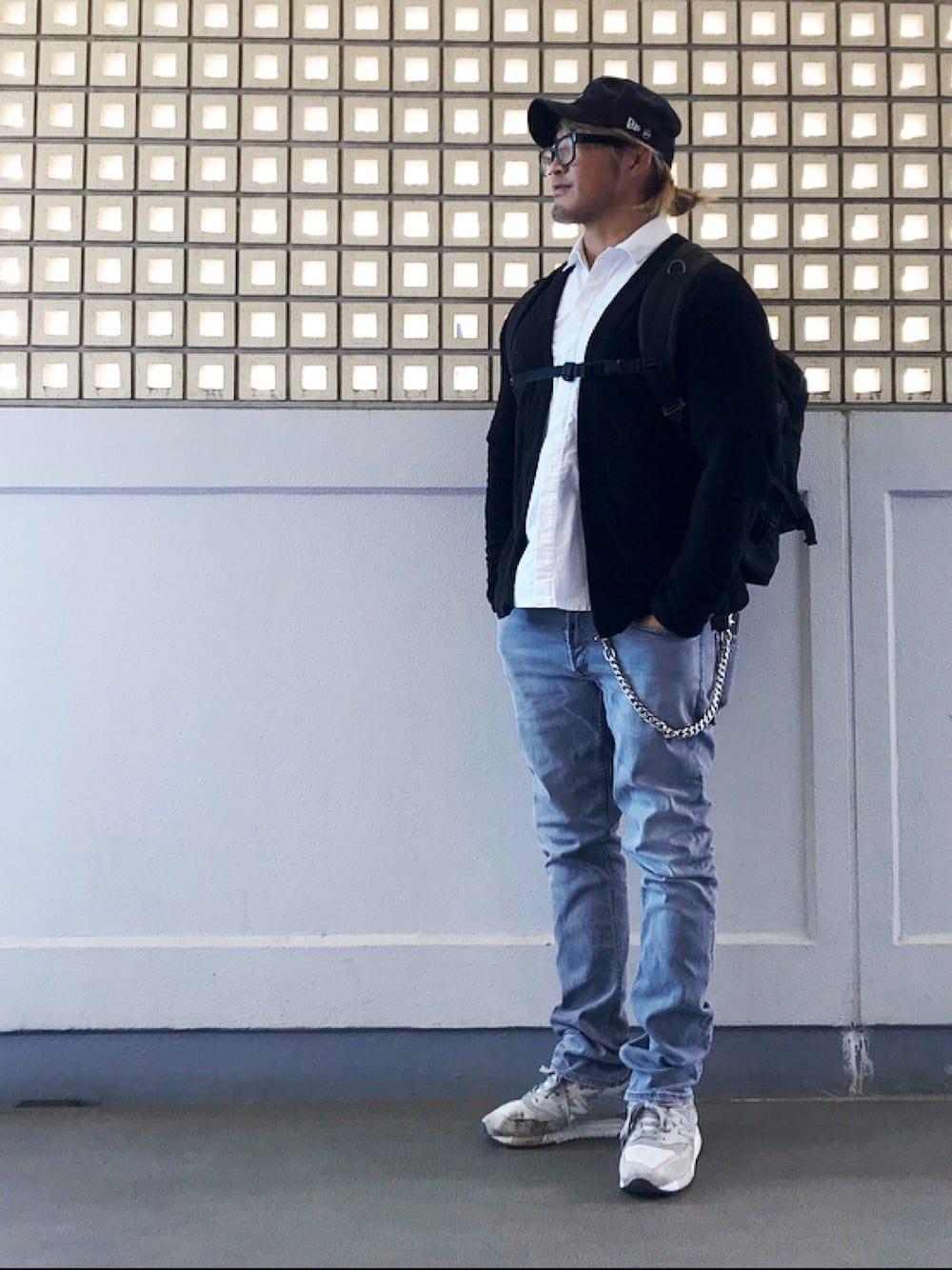 「シャツスタイル、Ron Herman」｜「NEW ERAのアイテム（キャップ、ブラック系）」を使った、棚橋弘至さん（メンズ・181cm）の春コーディネートの1枚目の写真