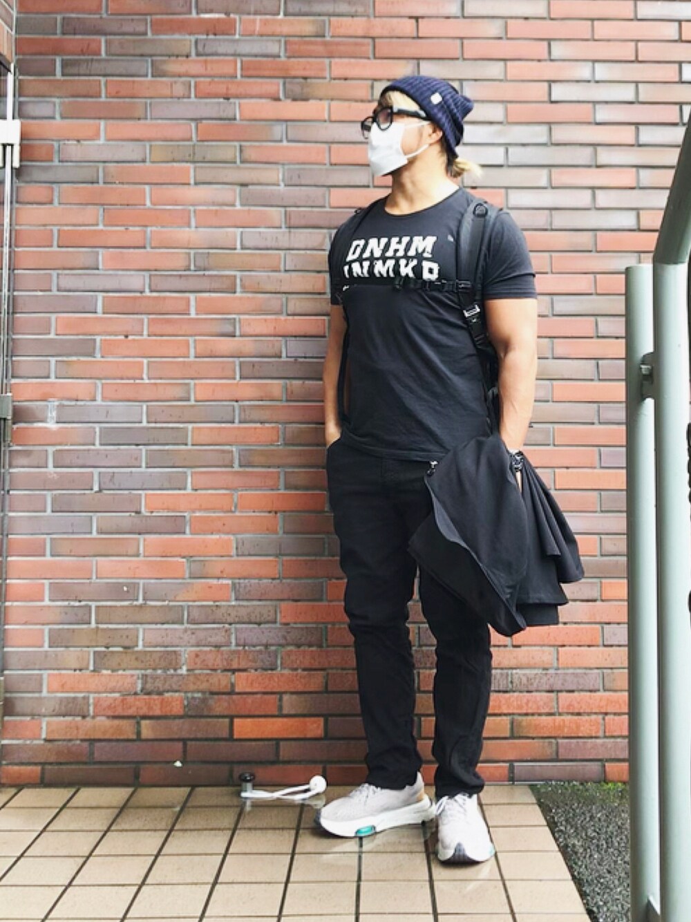 「黒Tシャツ、NIKE、DENHAM」｜「Ron Hermanのアイテム（ニットキャップ/ビーニー、ブルー系）」を使った、棚橋弘至さん（メンズ・181cm）の春コーディネートの1枚目の写真