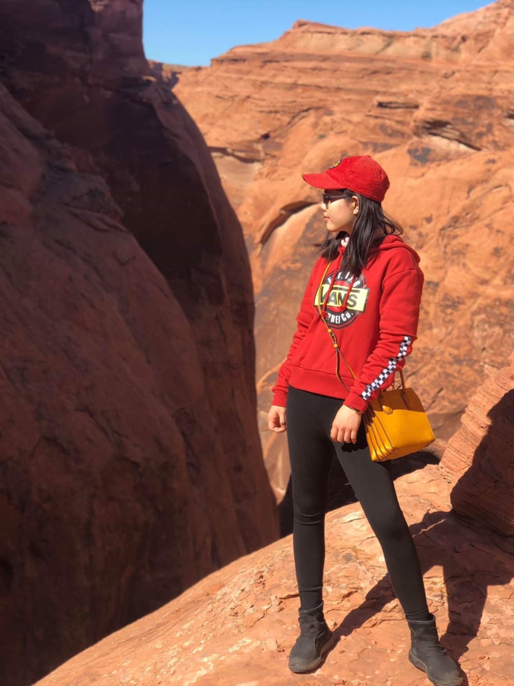 「canyon、hiking look、hoodie」｜「VANSのアイテム（パーカー、レッド系）」を使った、SabrinaaChen77さん（レディース・160cm）の冬コーディネートの1枚目の写真