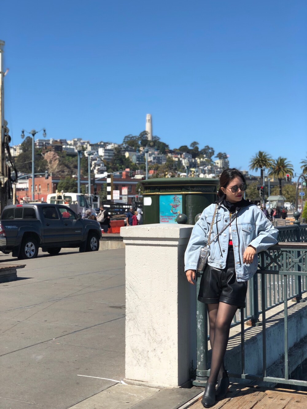 「sanfransisco、chanel、chanelgablielle、boots、Alexander Wang、oversize」｜「CHANELのアイテム（ハンドバッグ、シルバー系）」を使った、SabrinaaChen77さん（レディース・160cm）の冬コーディネートの1枚目の写真