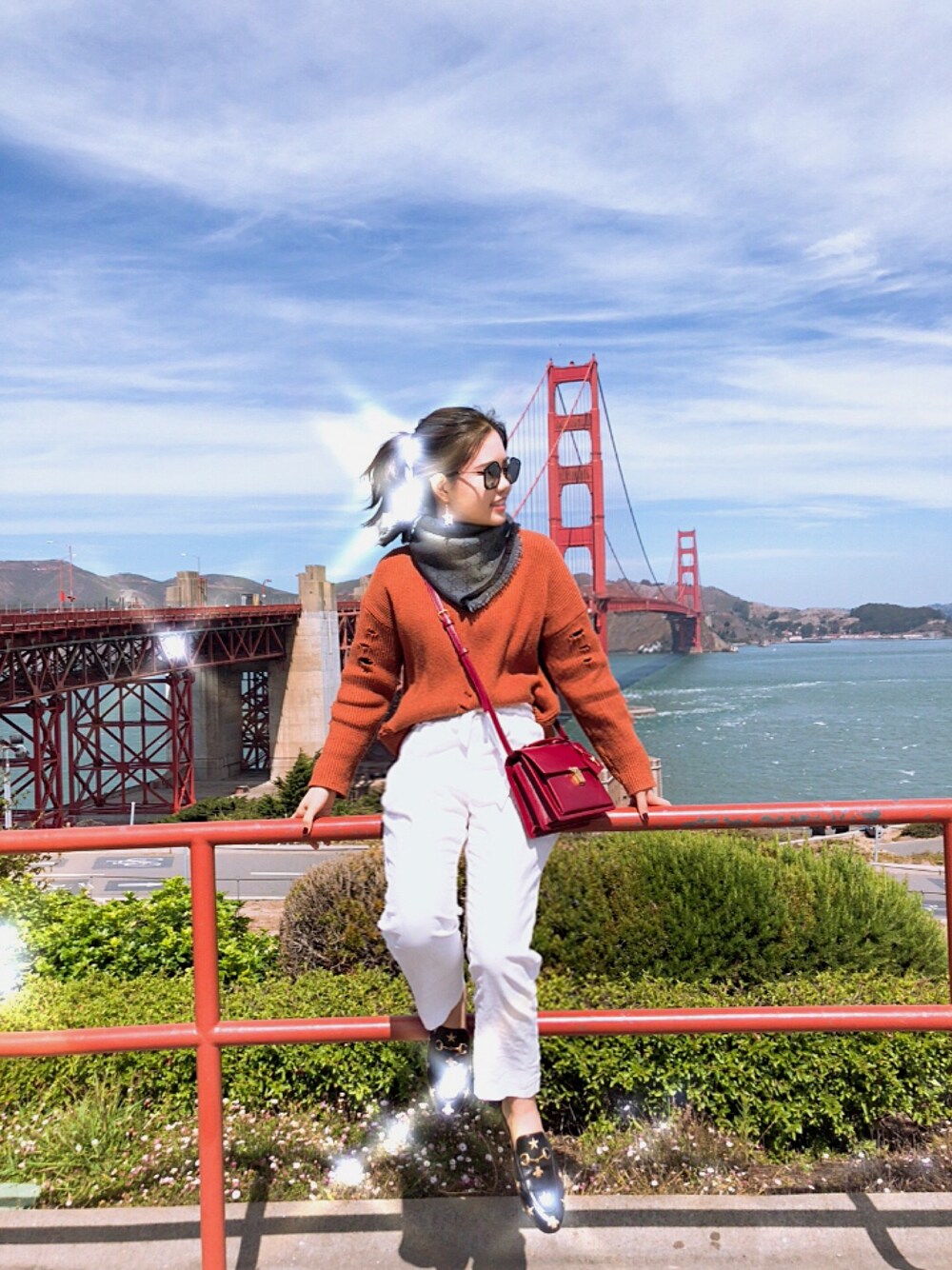 「金门大桥、Goldenbrige、USA」｜「SAINT LAURENT PARISのアイテム（メッセンジャーバッグ、レッド系）」を使った、SabrinaaChen77さん（レディース・160cm）の冬コーディネートの1枚目の写真