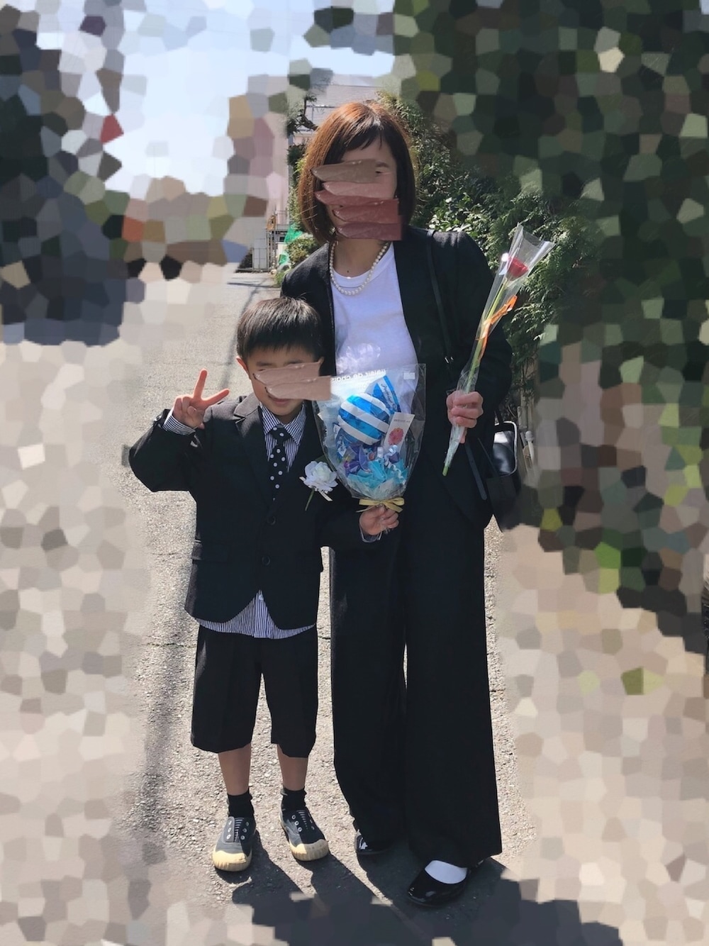 ブラック系のノーカラージャケット、ブラック系のパンツ、ホワイト系のTシャツ/カットソーを着用したレディースの春コーディネートの1枚目の写真