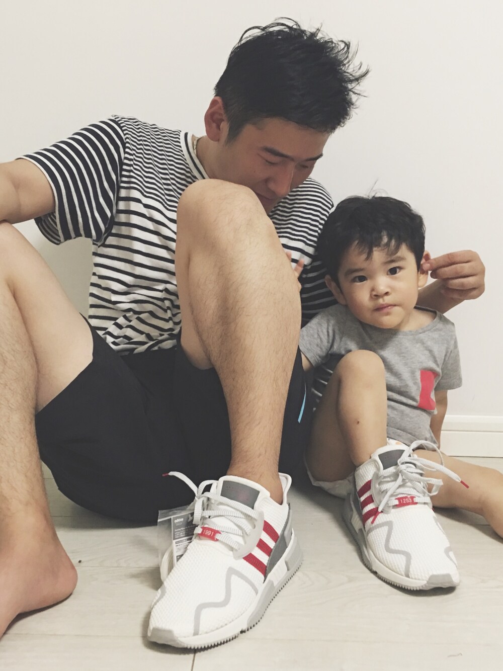 「NEWSHOES、fatherandson」｜「adidasのアイテム（スニーカー、ホワイト系）」を使った、Maruさん（キッズ・90cm）の夏コーディネートの1枚目の写真
